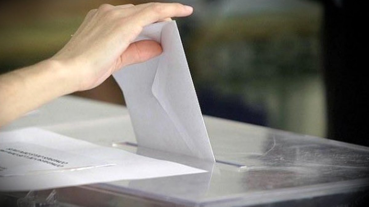 Mujer depositando su voto en una urna electoral