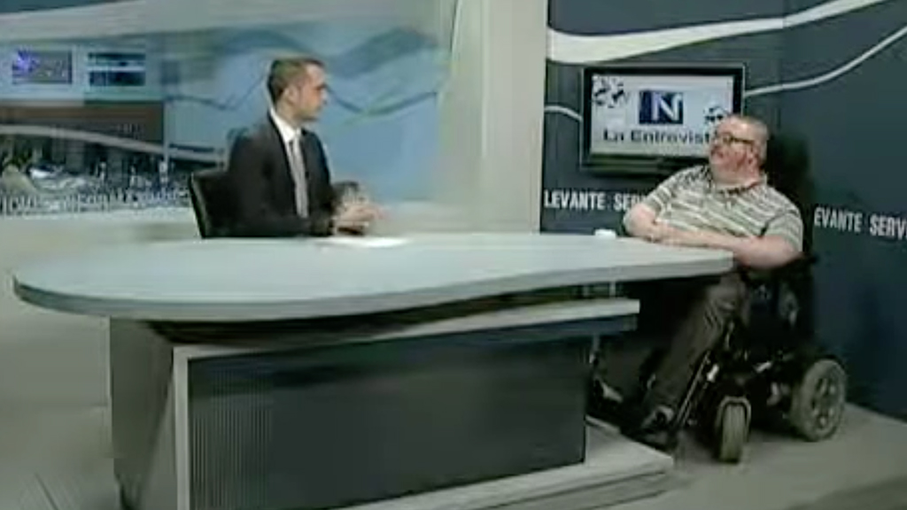 Ismael Llorens entrevistado en el plató de televisión