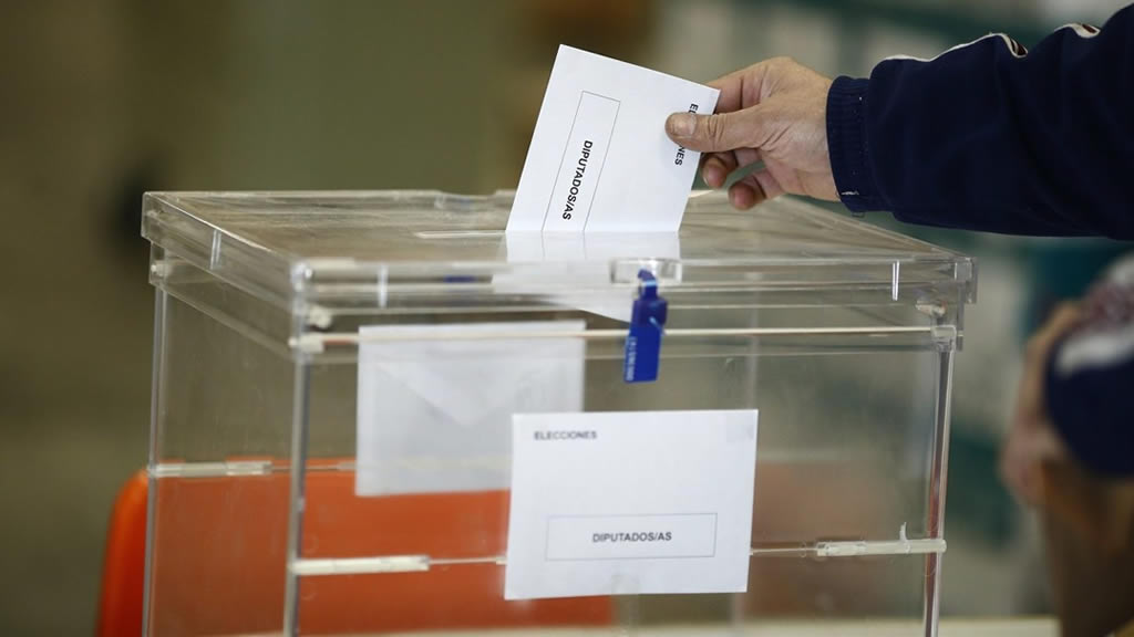 Persona depositando su voto en la urna