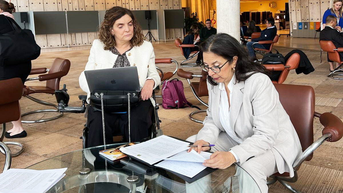 Nuria Aparicio y Carmen Ocaña preparando la comparecencia ante el Comité